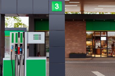 Benzin istasyonunda mağaza yakınında gaz pompası