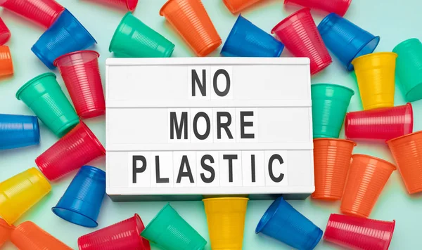 Cangkir plastik pada inskripsi ekologi — Stok Foto