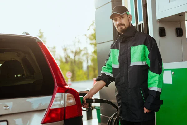Funcionário do posto de gasolina a olhar para a câmara — Fotografia de Stock