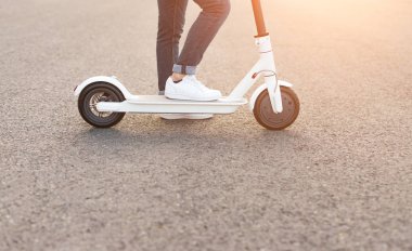 Kırpma adam elektrikli scooter sürme