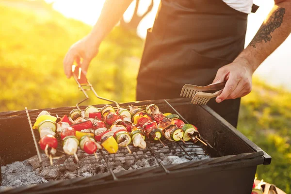 Uomo del raccolto che prepara shashlik sulla griglia — Foto Stock