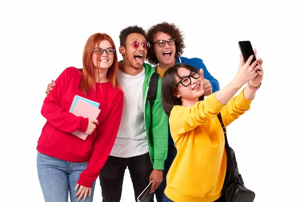 Roliga multirasistiska vänner tar Selfie — Stockfoto