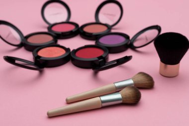 Blushers kümesiyakınında yumuşak fırçalar