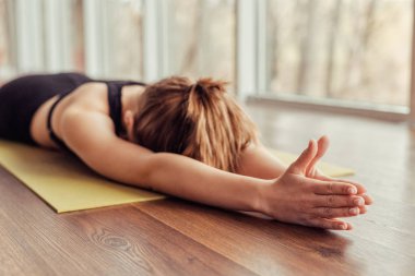 Anonim kadın katta yoga yapıyor