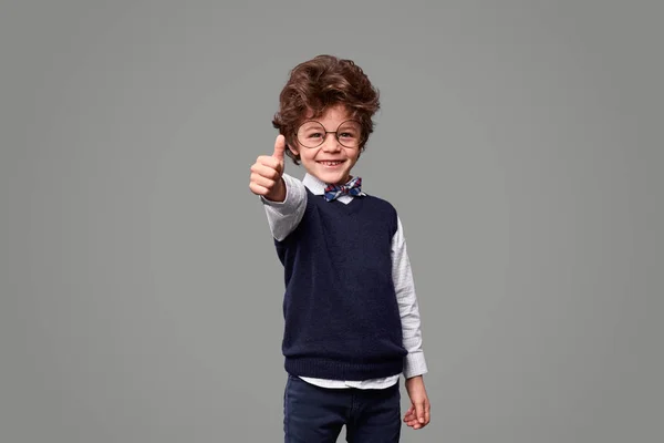 Vrolijke schooljongen gebaren duim omhoog — Stockfoto