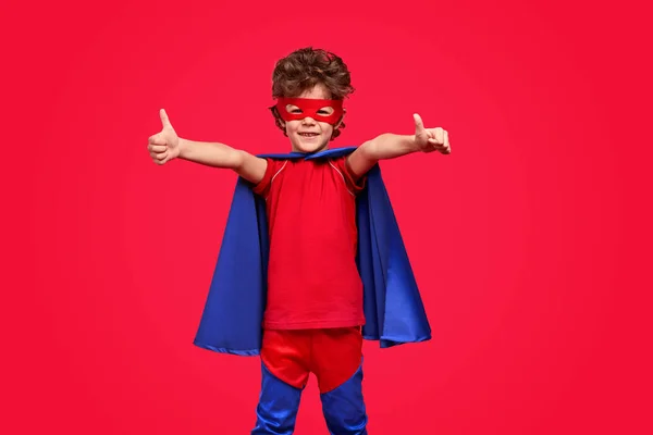 Śmieszne superhero wskazując kciuki w górę — Zdjęcie stockowe