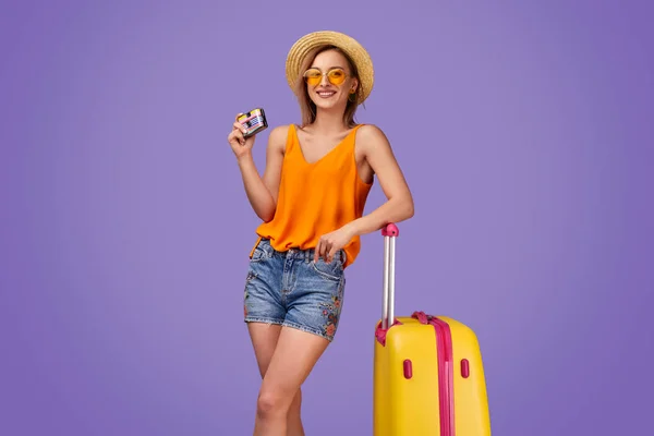 Mujer alegre lista para el viaje — Foto de Stock