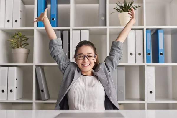 Vrolijke vrouw na werkdag in kantoor — Stockfoto