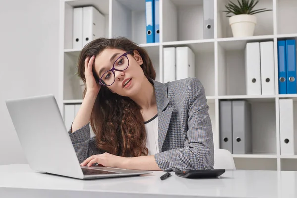 Employé de bureau fatigué utilisant un ordinateur portable — Photo