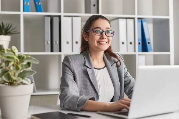 Cheerful woman working in office — Stock Photo, Image