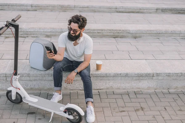 Stilvoller Mann mit Smartphone auf der Stadtstraße — Stockfoto