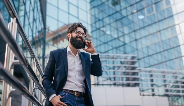Hombre de negocios alegre hablando en el teléfono inteligente —  Fotos de Stock