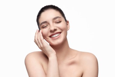 Gözlerin altında krem sürme neşeli model