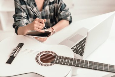 Online gitar dersi Kırpma öğrenci