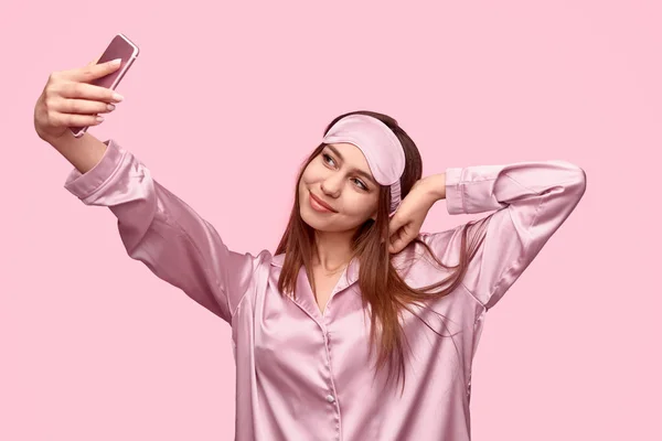 Lachende vrouw die selfie in de ochtend neemt — Stockfoto