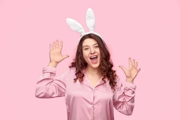 Mujer alegre en pijama y orejas de conejo — Foto de Stock