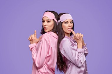 Emin en iyi arkadaşlar elleri ile silah gesturing