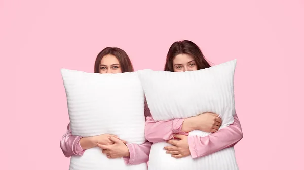 Best friends hugging pillows — Stock Photo, Image