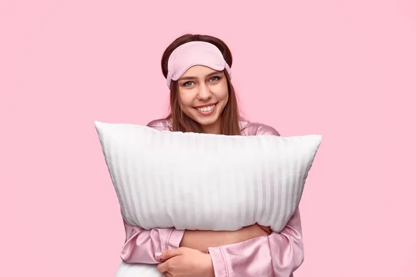 쾌활한 여성 포옹 베개 — 스톡 사진
