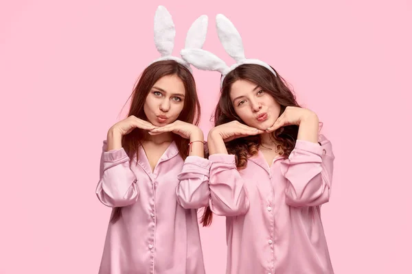 Leuke beste vrienden in bunny oren — Stockfoto