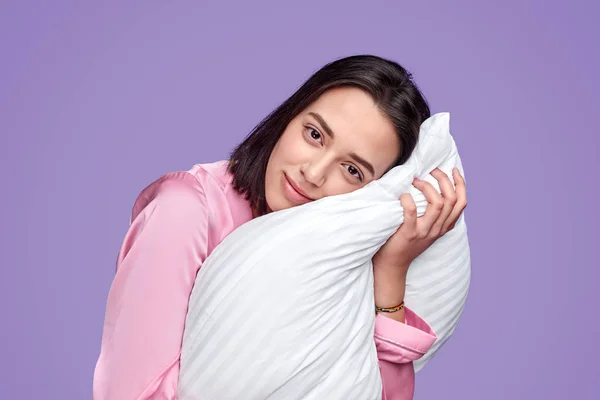 매력적인 젊은 여자 에 잠옷 와 베개 — 스톡 사진