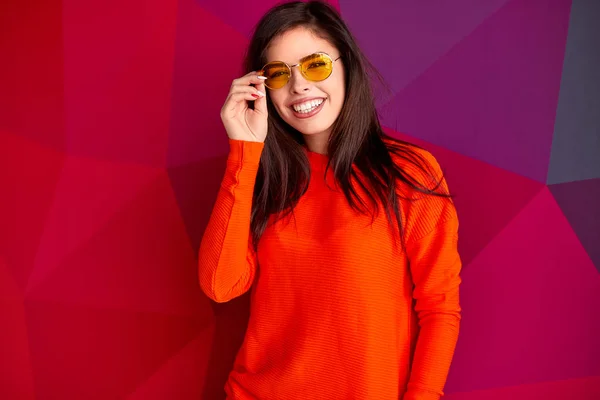 Fröhliche trendige Dame mit Sonnenbrille — Stockfoto