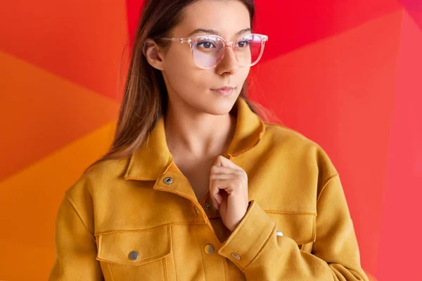 Gözlük ve sarı ceket şık genç kadın — Stok fotoğraf