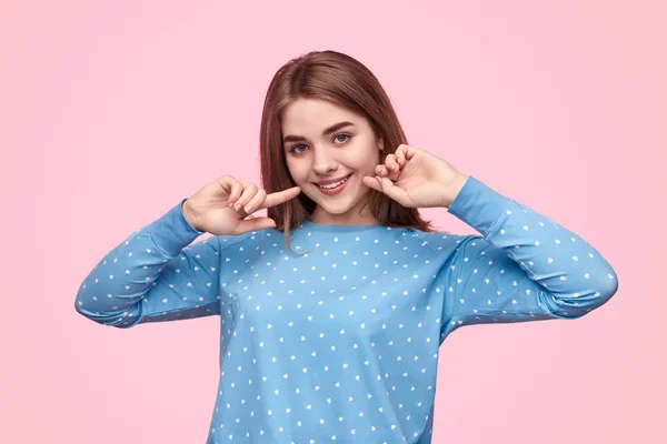 Adorável menina adolescente em azul pijama tocando rosto — Fotografia de Stock