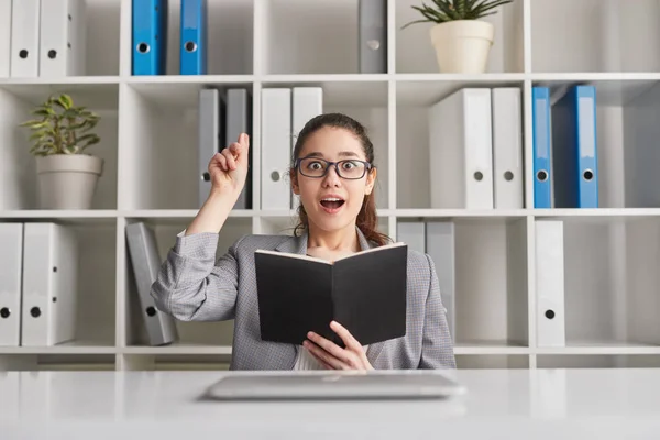 Stagiaire ayant une idée au bureau — Photo