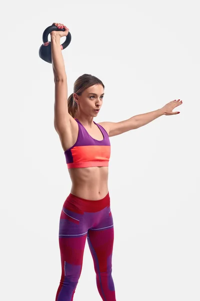Stærk kvinde gør motion med kettlebell - Stock-foto