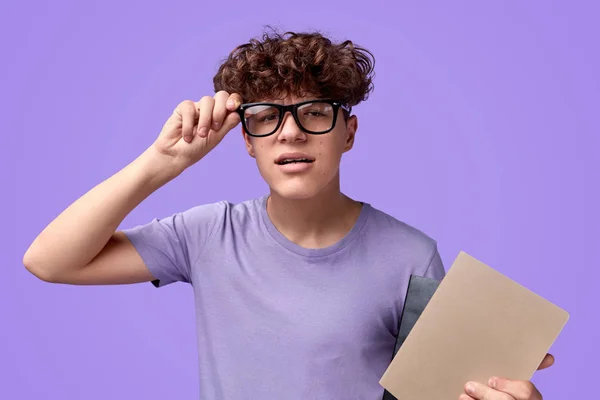 Studente strano con blocco note che indossa occhiali — Foto Stock