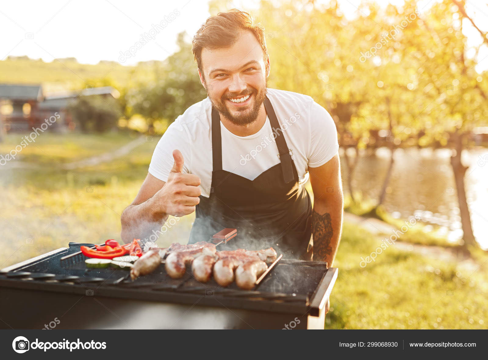 Мужчина на природе готовит мясо. Мужчина у барбекю. Grill guy. Человек на гриле. Мангал гриль на природе.