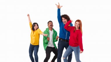 Zafer kutlamalarında dans eden heyecanlı farklı insanlar