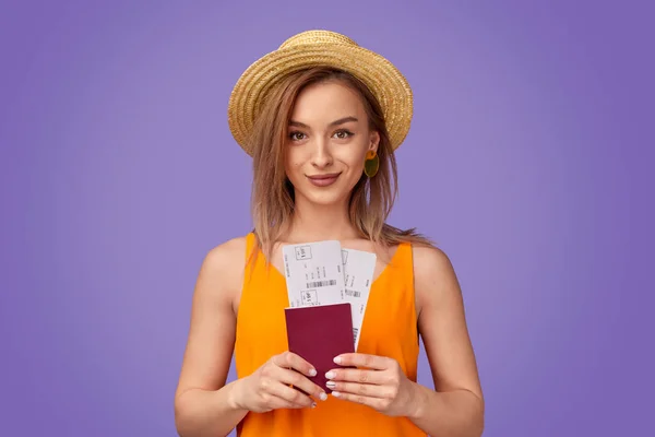 Mujer con estilo con boletos y pasaporte para viajar — Foto de Stock