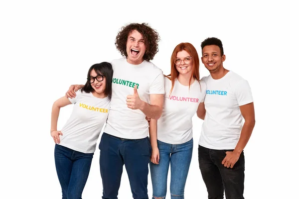 Feliz multirracial voluntarios sonriendo para la cámara —  Fotos de Stock