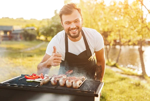 Chef joyeux approuvant la délicieuse nourriture grillée — Photo