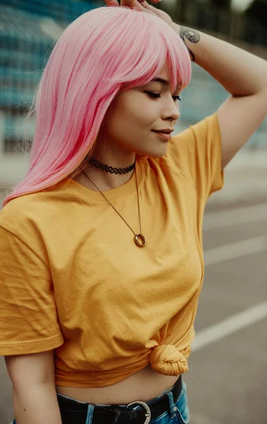 Ładna Azjatycka wytatuowana młoda kobieta w różowej peruce — Zdjęcie stockowe