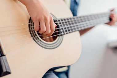 Kırpma çocuk gitar çalmayı öğrenme