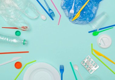 Plastik mutfak eşyaları ve ambalajlardan daire