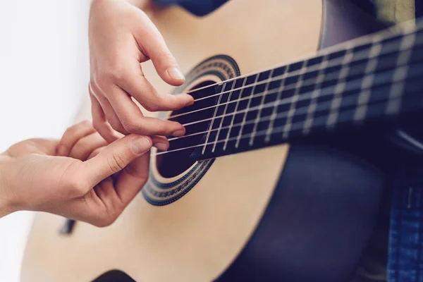 Gewas tutor onderwijs Kid om gitaar te spelen — Stockfoto