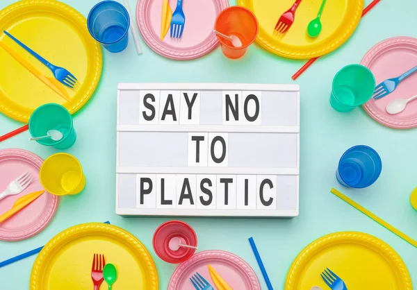 Cuci plastik berwarna di sekitar tulisan ekologi — Stok Foto
