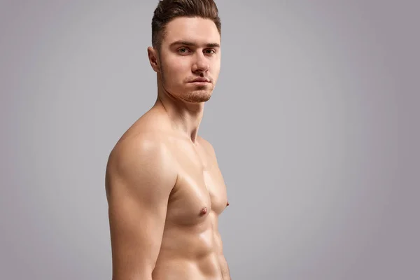Bodybuilder met fit lichaam kijken naar camera — Stockfoto