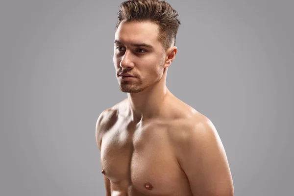 Sexy shirtless man op zoek weg — Stockfoto