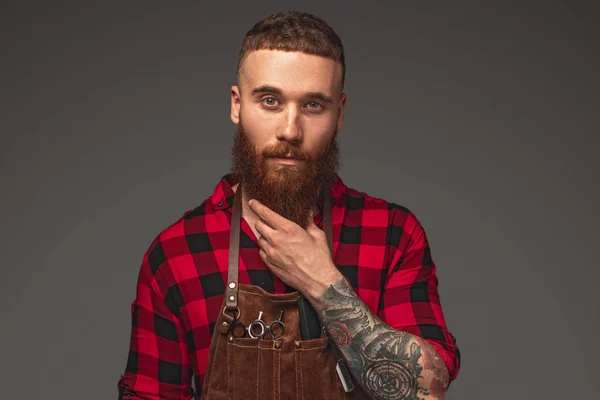 Peluquero pensativo tocando la barba — Foto de Stock