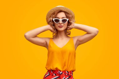 Trendy bayan saç ayarlama