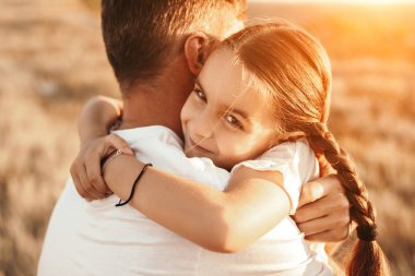 Kırsal kesimde kimliği belirsiz babaya sarılan kızı