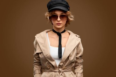 Kameraya bakarak şık erkek