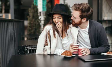 Çok ırklı ihale çift kahve dükkanında rahatlatıcı