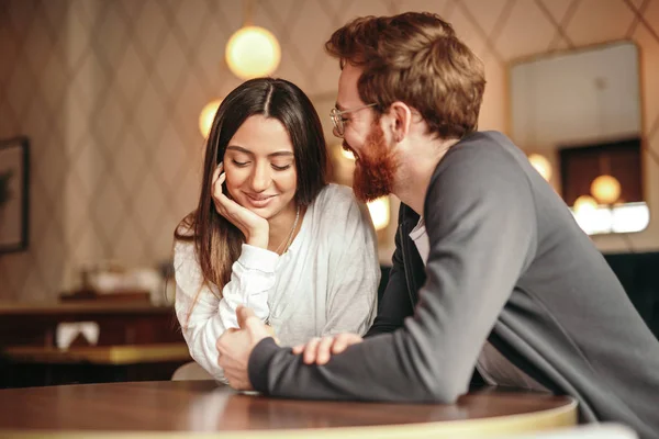 Multi-etnisch liefdevolle paar flirten in koffieshop — Stockfoto