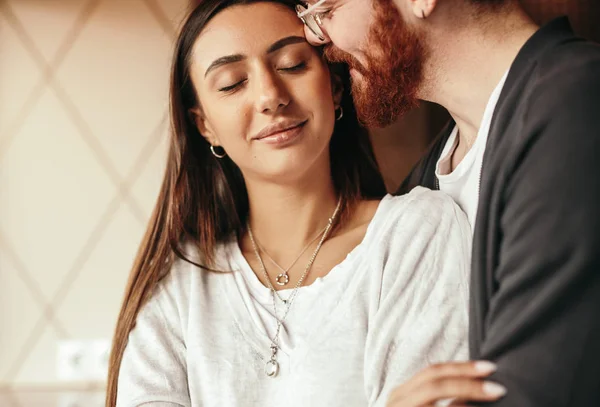 Multi-etnisch paar in liefde knuffelen bij Coffee Shop — Stockfoto